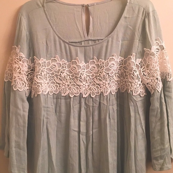 Lace and Grace Feminine and Sweet Flowing Blouse - Picture 3 of 6